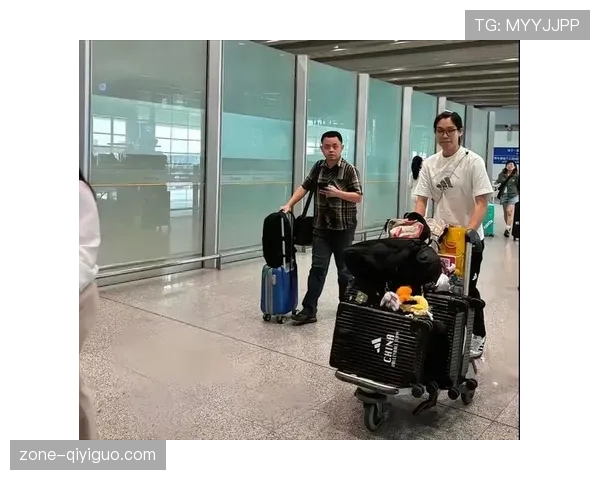 杨昊训练完直接去接娃，球鞋还没换