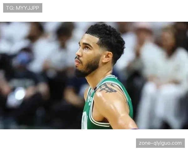 布朗无球切入牵制防守，较以往更拉开塔图姆单打空间