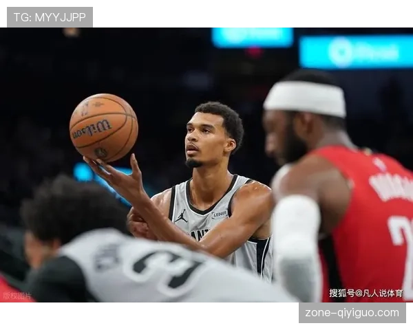 文班亚马挡拆吸引后卫包夹比新秀季更具三分威胁